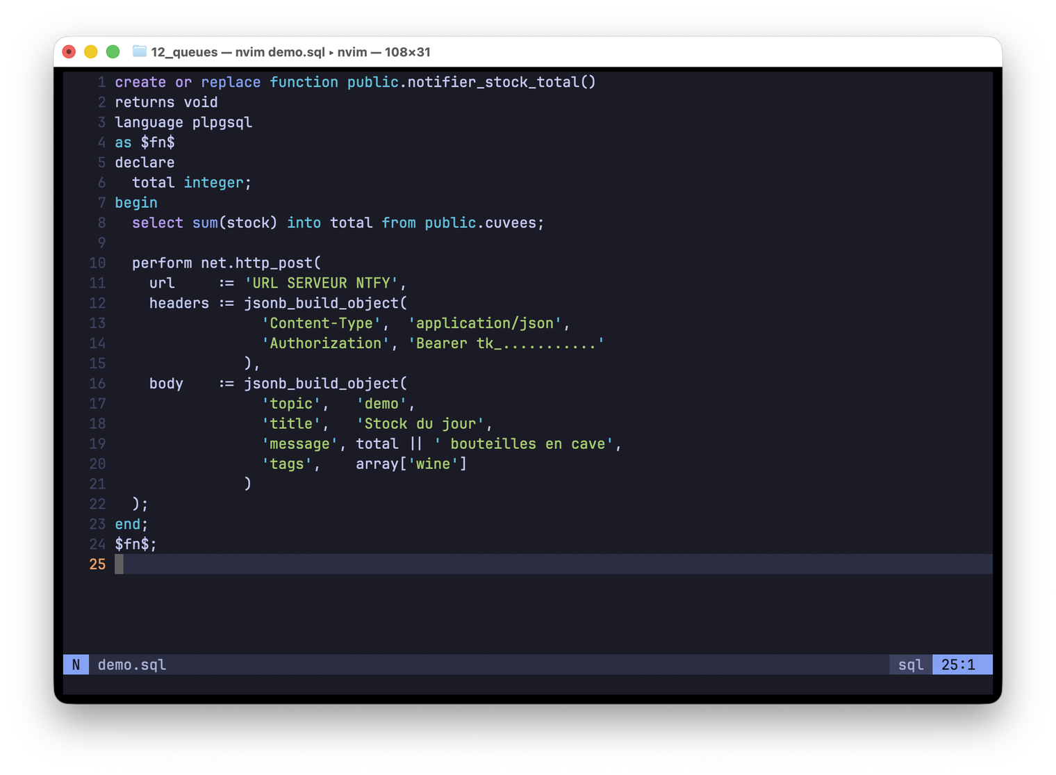 La fonction notifier_stock_total ouverte dans un éditeur : elle fait select sum(stock) into total from public.cuvees, puis appelle net.http_post avec une url, des headers et un body JSON (topic demo, title Stock du jour, message total bouteilles en cave). L’adresse du serveur et le jeton y sont masqués.
