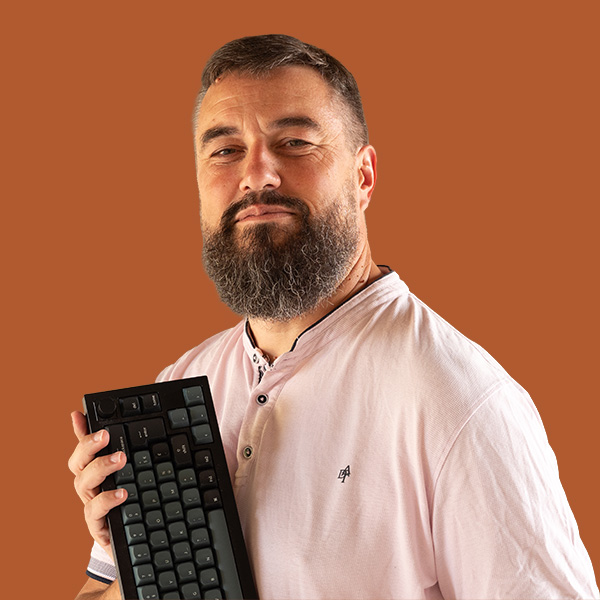 Bertrand Clavelier, un clavier mécanique à la main.